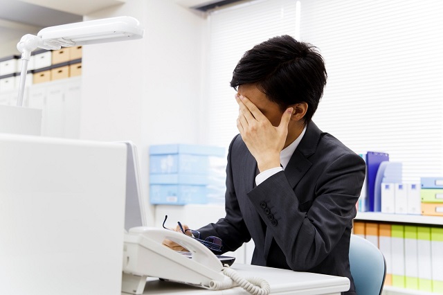 仕事効率を下げる！？オフィスに潜むストレスの要因とは？